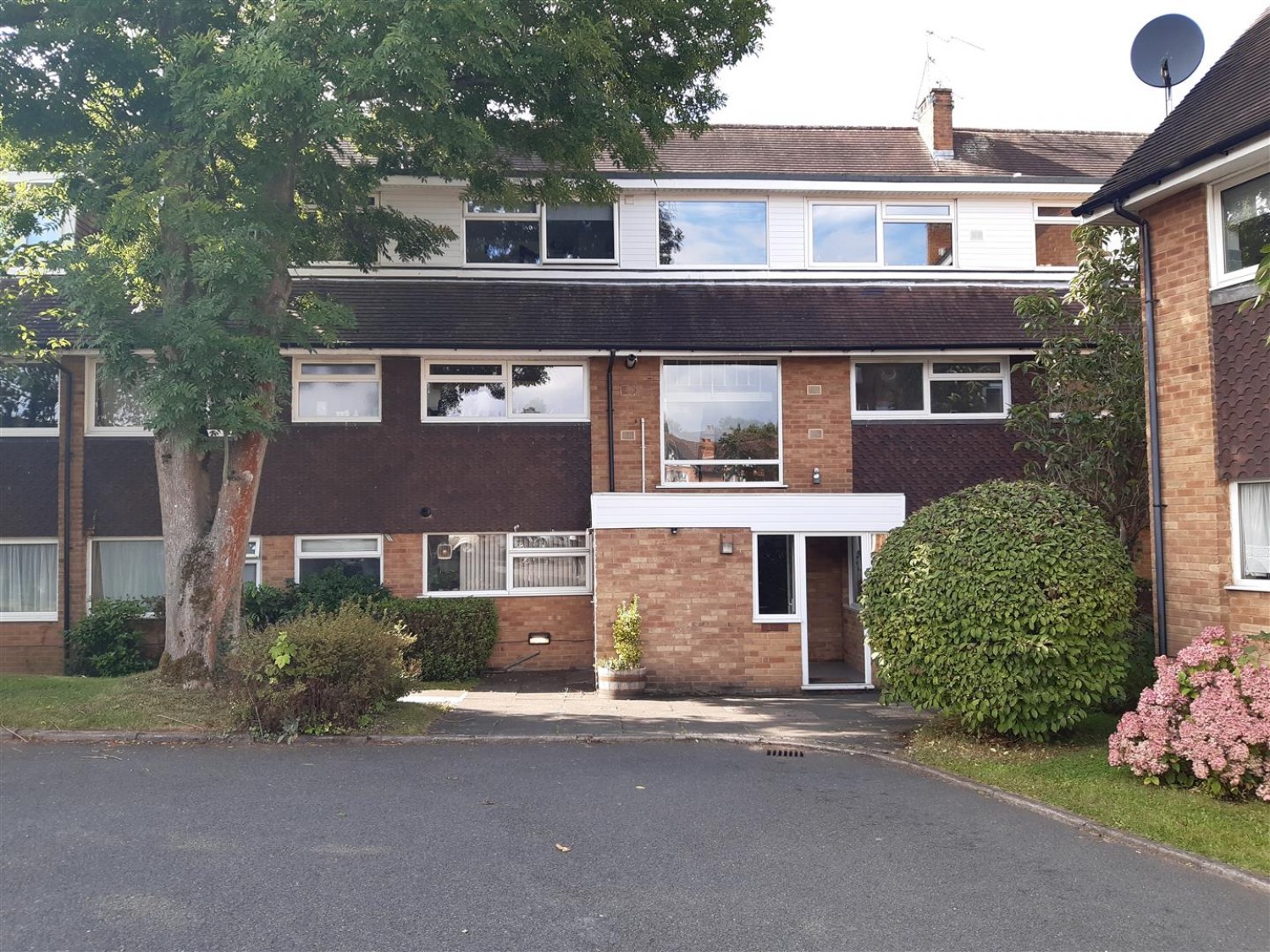 2 bedroom Flat to let in Elm Lodge, Fentham Road, Solihull, West Midlands