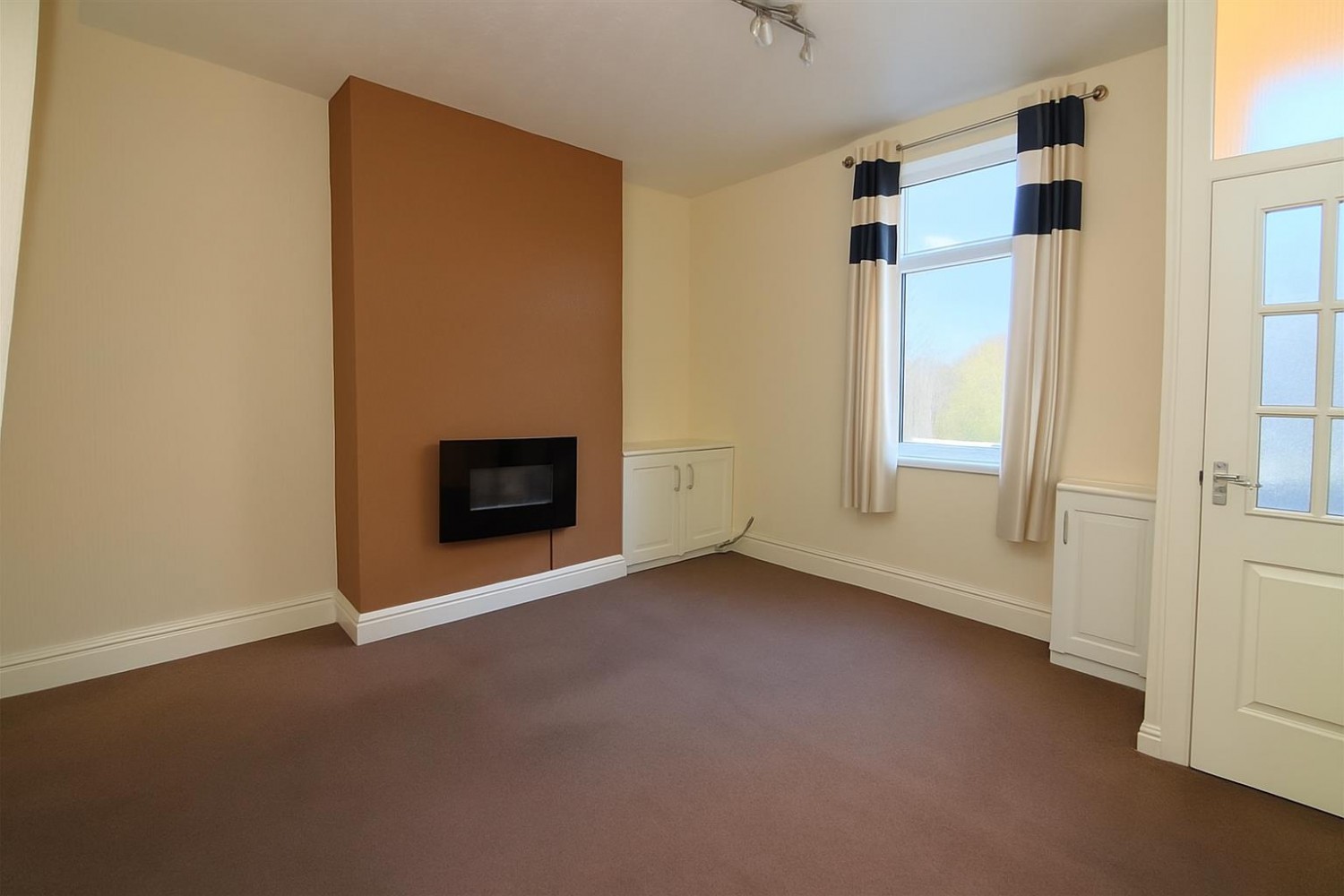 2 bedroom House to let in Young Street, Blackburn, BB2 2RG