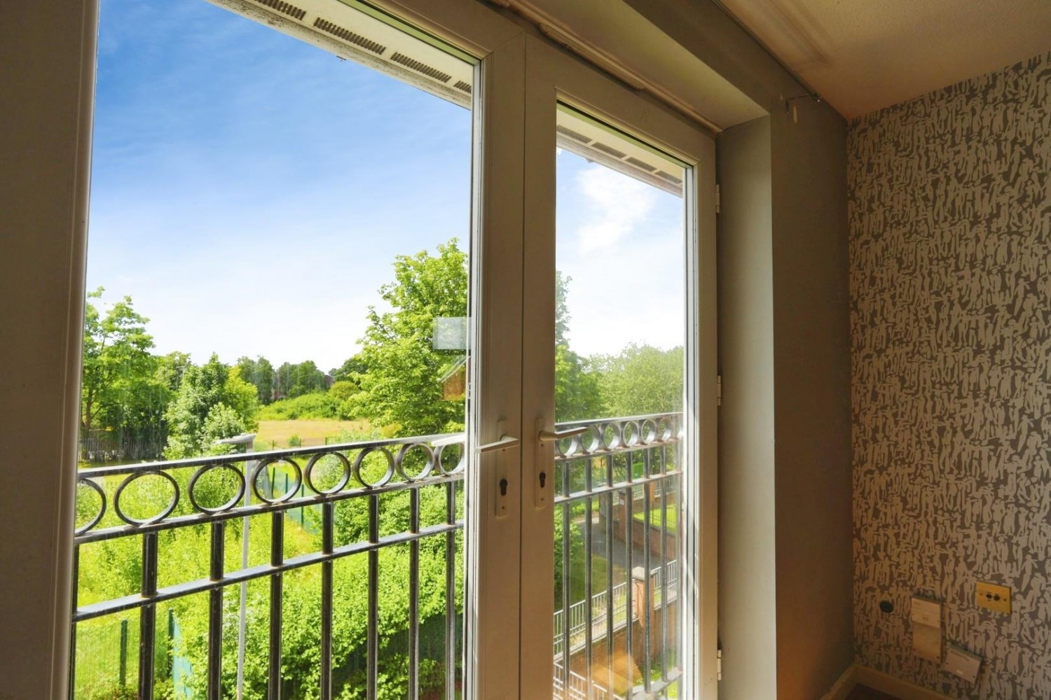 2 bedroom Flat for sale in Hall Lane, Manchester, M23 1DL