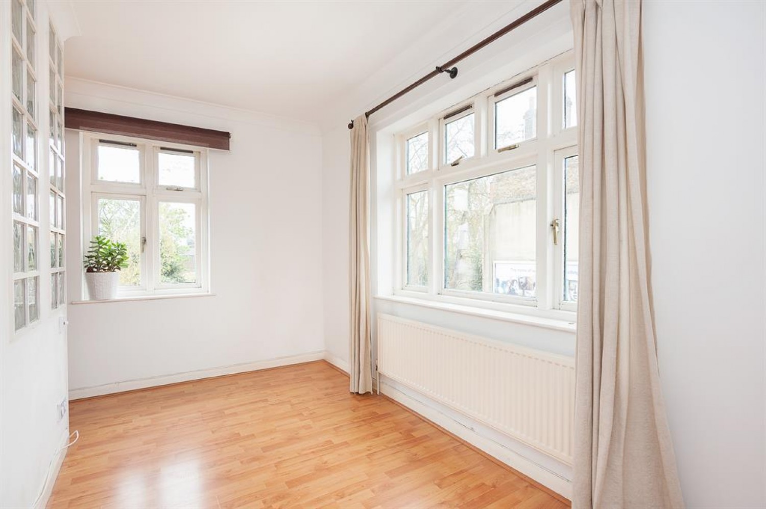 2 bedroom Flat to let in Matthias Road, London, N16