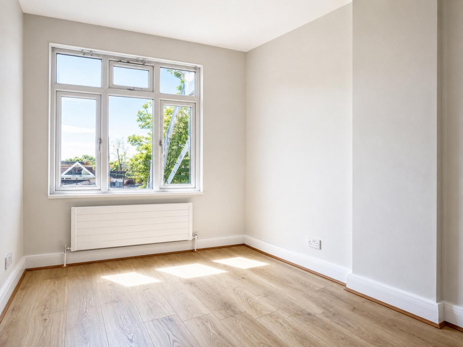 2 bedroom Flat to let in Central Road, Worcester Park