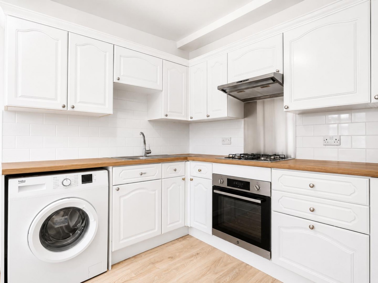2 bedroom Flat to let in Central Road, Worcester Park