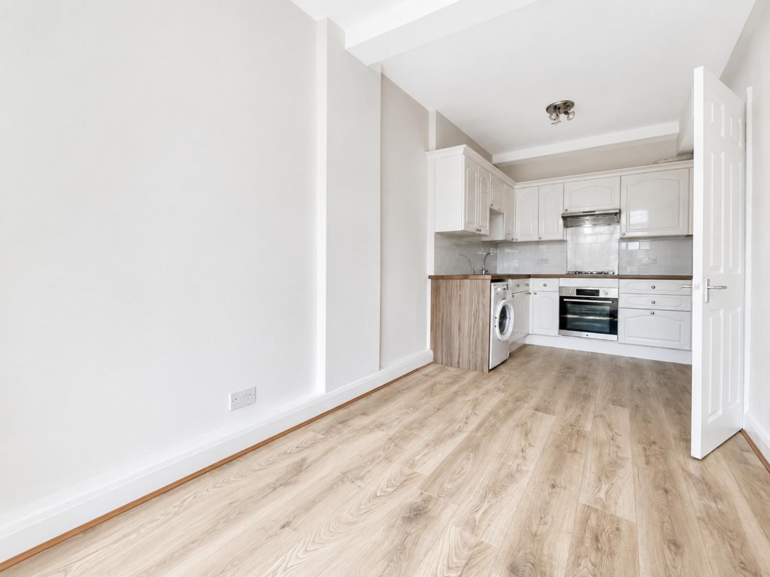2 bedroom Flat to let in Central Road, Worcester Park