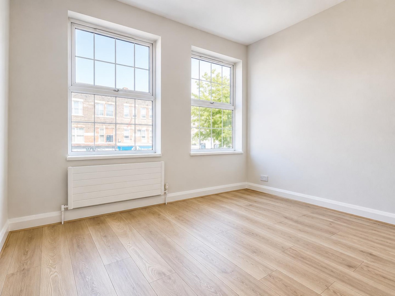 2 bedroom Flat to let in Central Road, Worcester Park