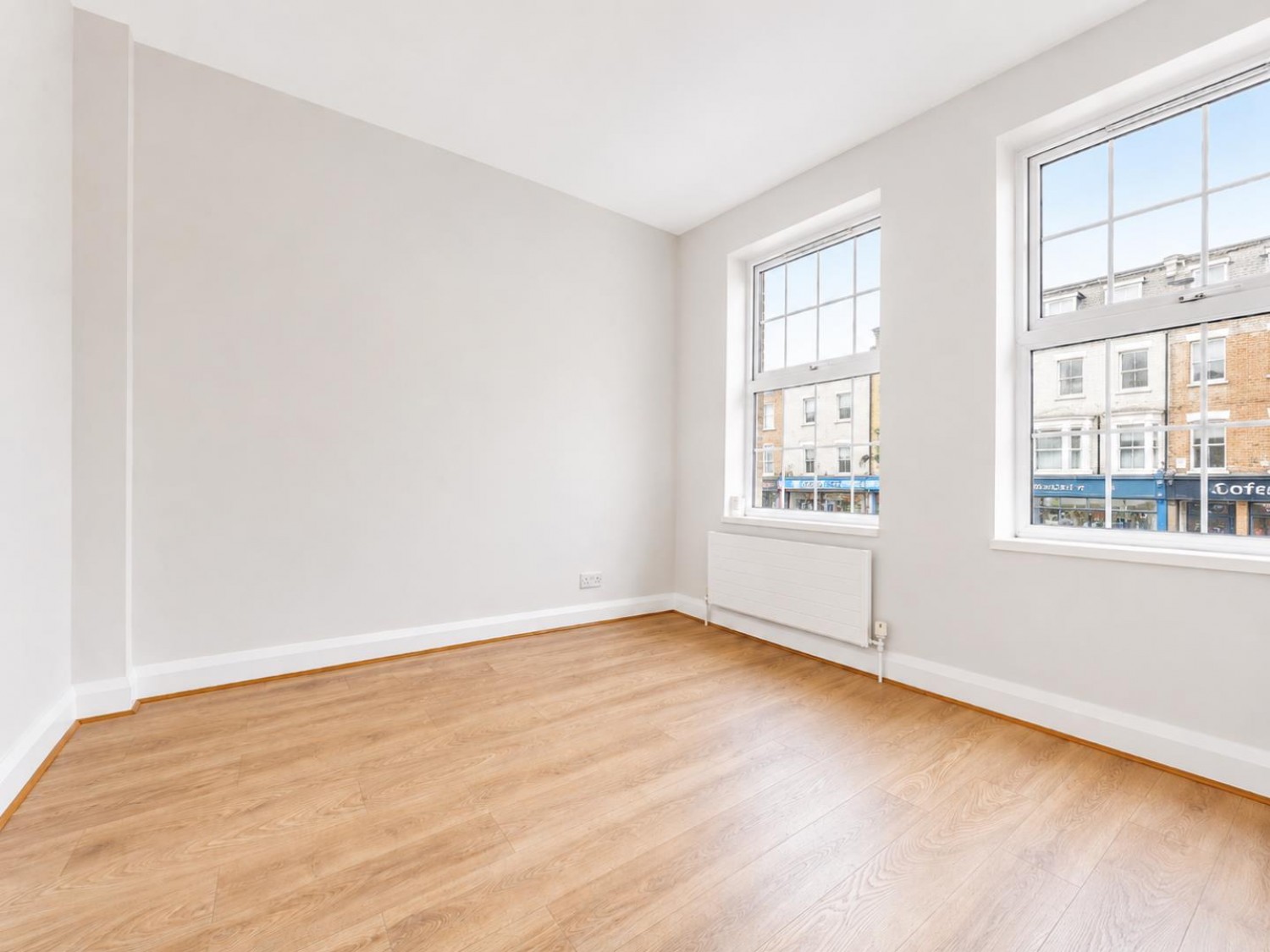 2 bedroom Flat to let in Central Road, Worcester Park