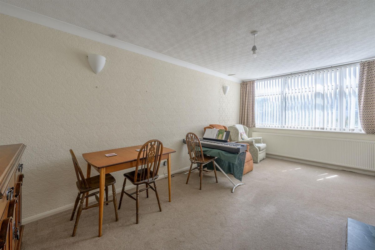 Beachwood Avenue, Wall Heath, DY6 0HL