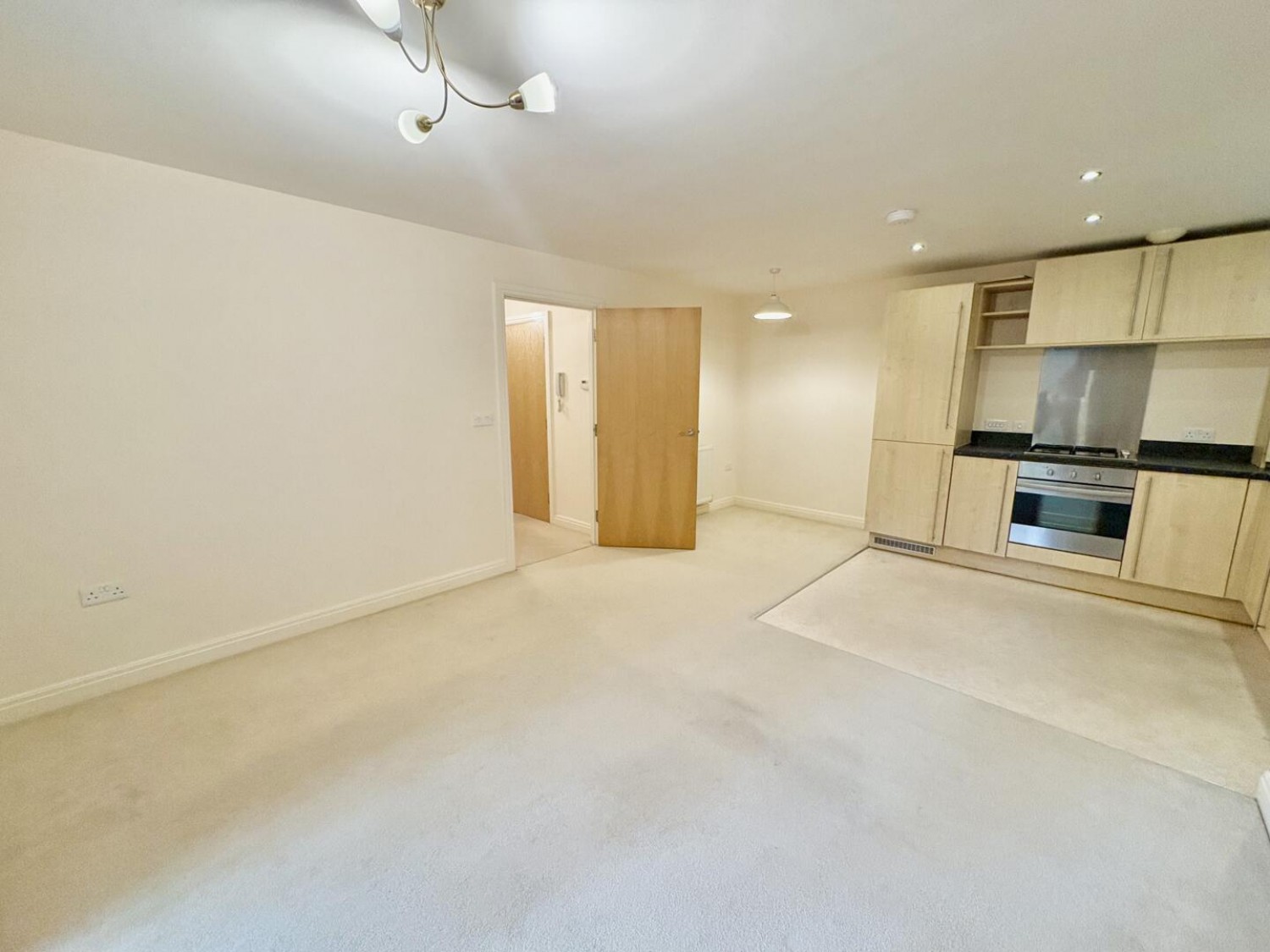2 bedroom Flat to let in Quarry Hill, Wilnecote, Tamworth, Staffordshire