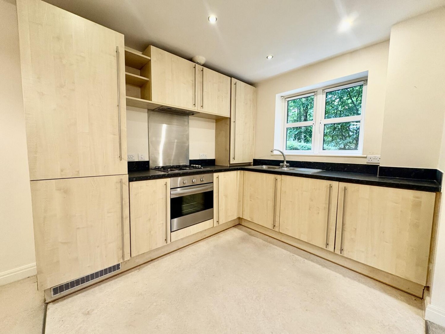 2 bedroom Flat to let in Quarry Hill, Wilnecote, Tamworth, Staffordshire