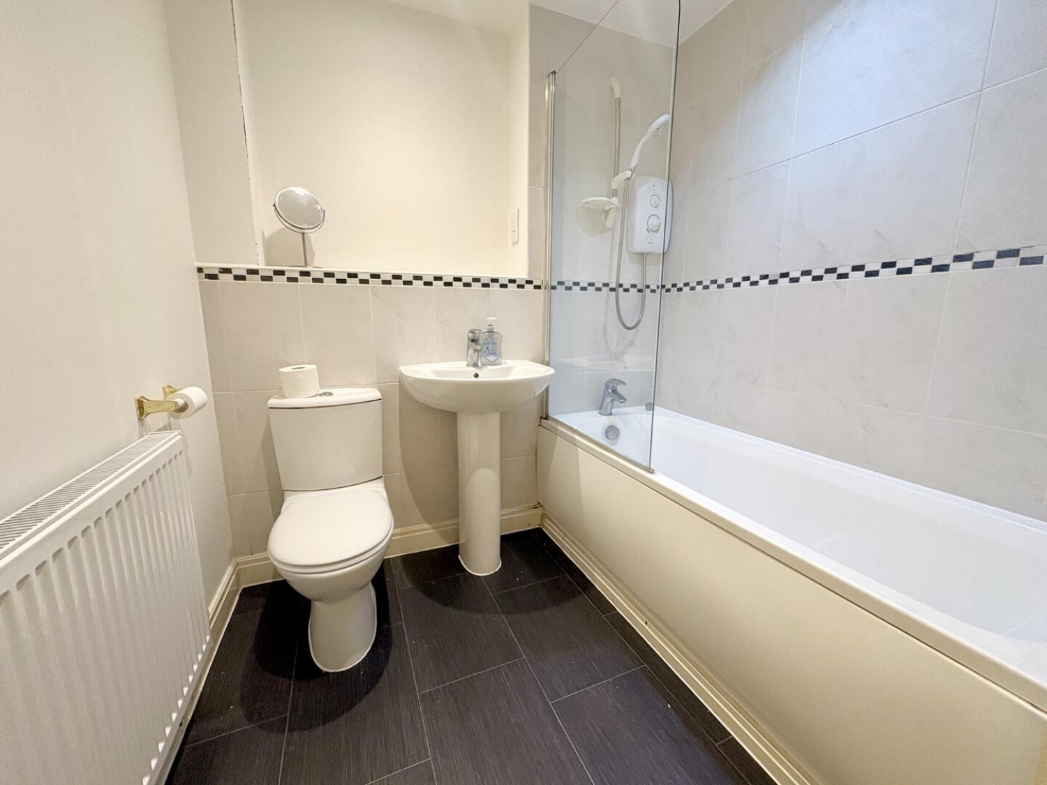 2 bedroom Flat to let in Quarry Hill, Wilnecote, Tamworth, Staffordshire