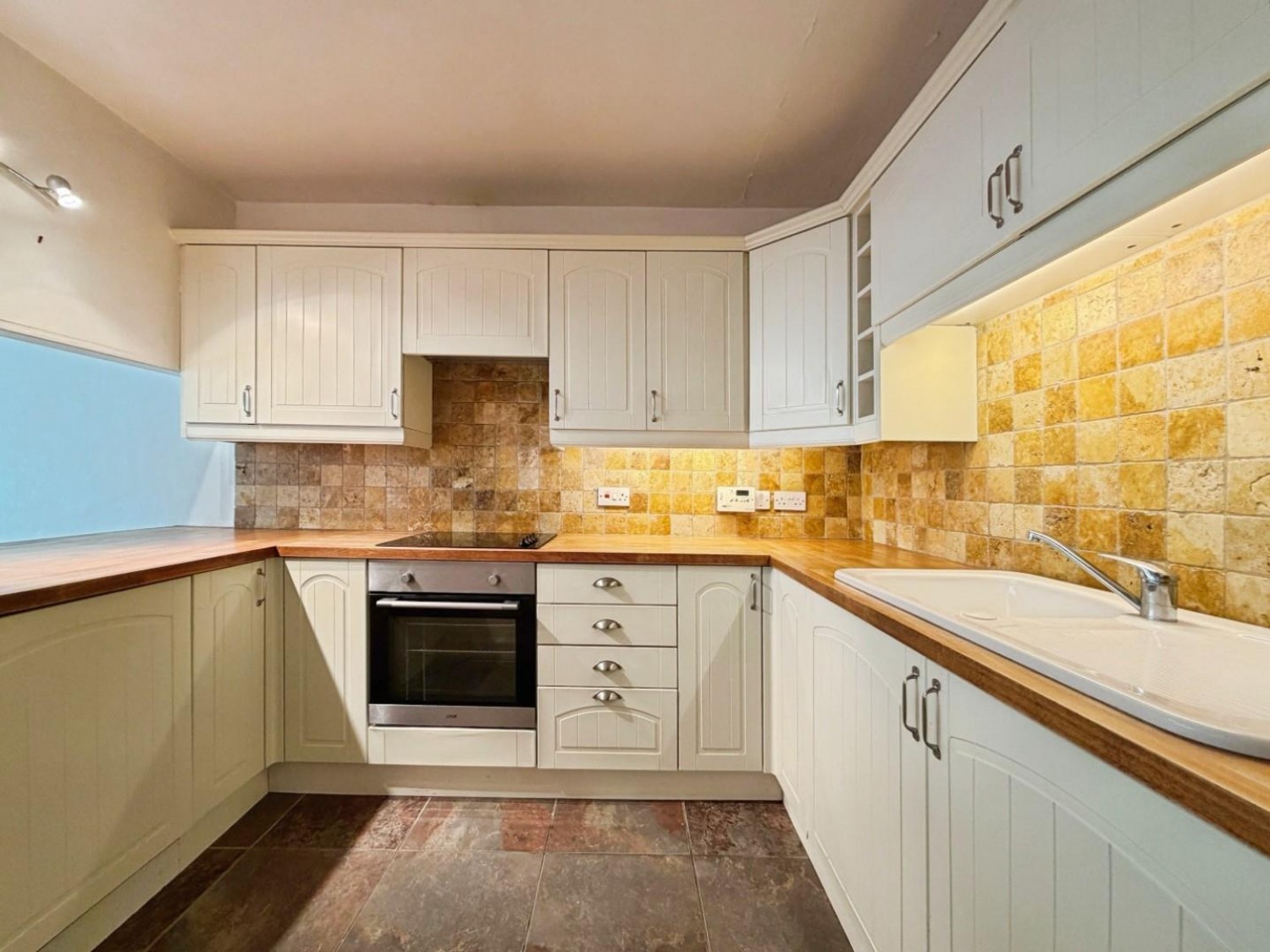 2 bedroom Flat to let in Whitecliffs, The Leas, Folkestone