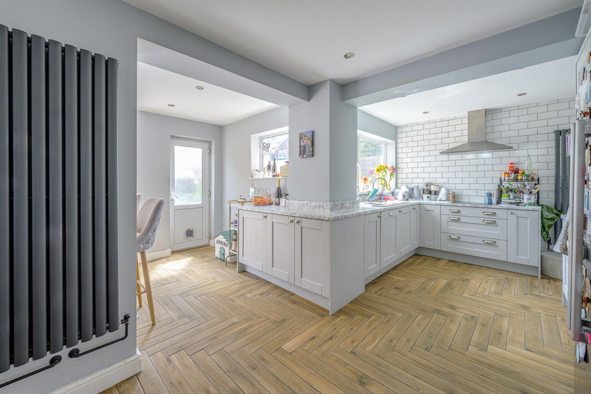 Honeysuckle Avenue, Kingswinford, DY6 7ED
