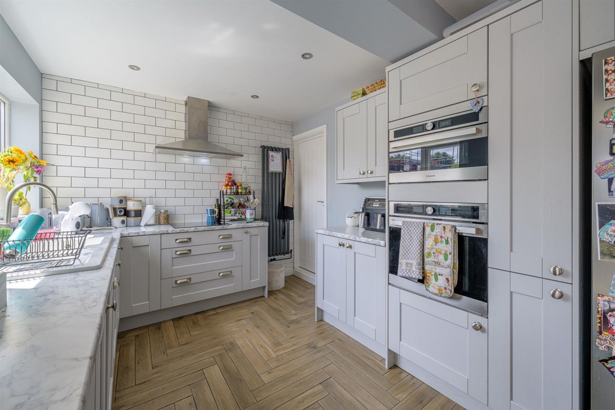 Honeysuckle Avenue, Kingswinford, DY6 7ED