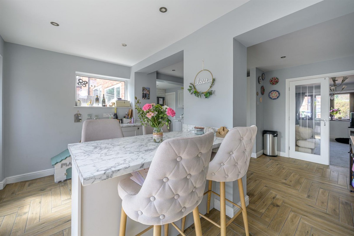 Honeysuckle Avenue, Kingswinford, DY6 7ED