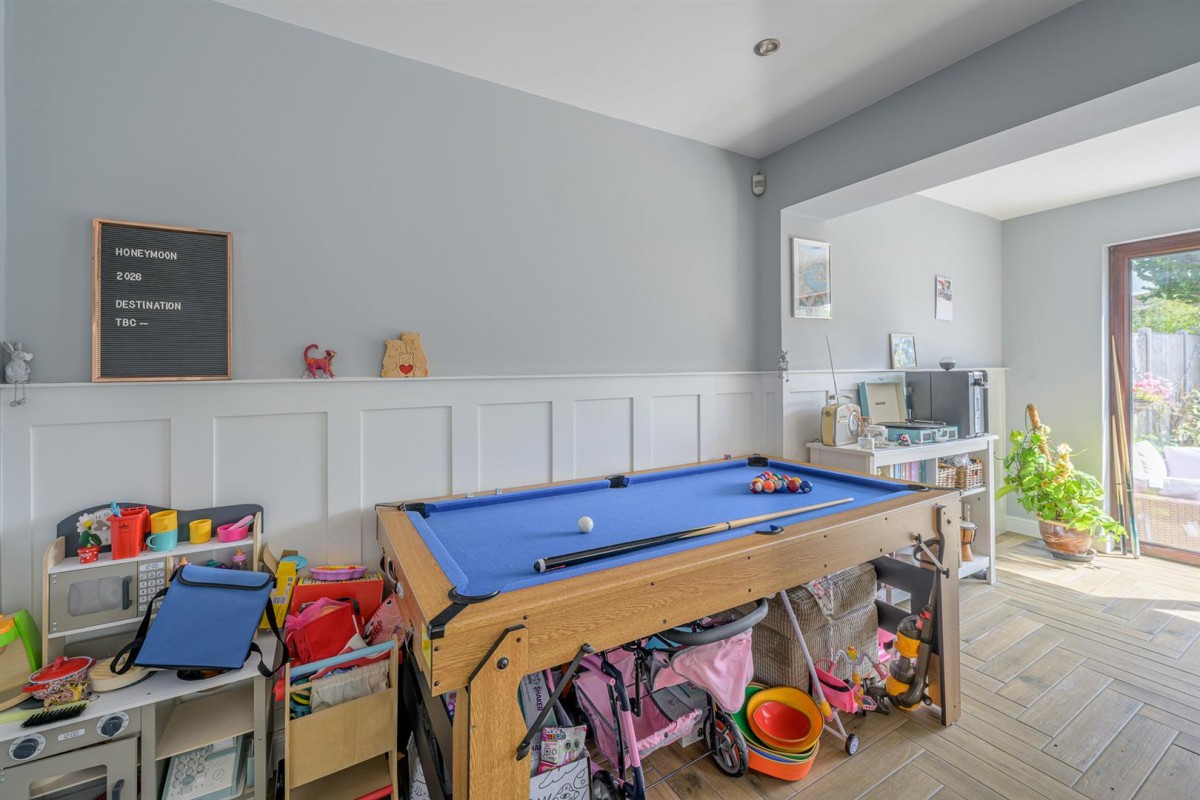 Honeysuckle Avenue, Kingswinford, DY6 7ED