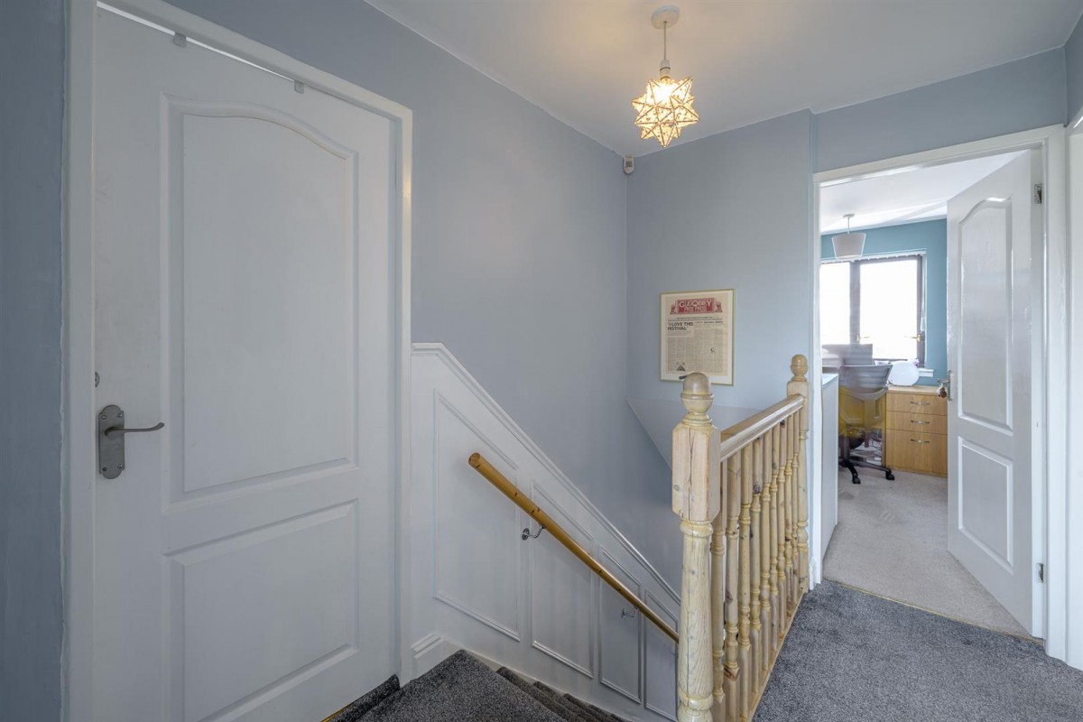 Honeysuckle Avenue, Kingswinford, DY6 7ED