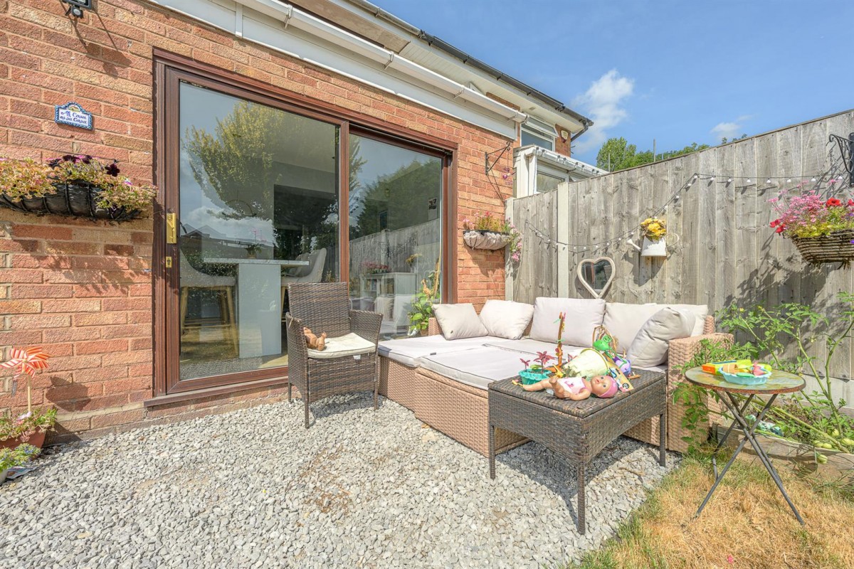 Honeysuckle Avenue, Kingswinford, DY6 7ED