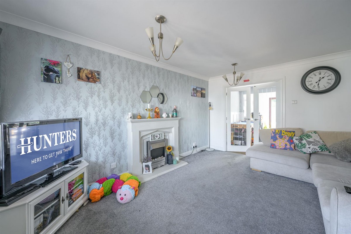 Honeysuckle Avenue, Kingswinford, DY6 7ED