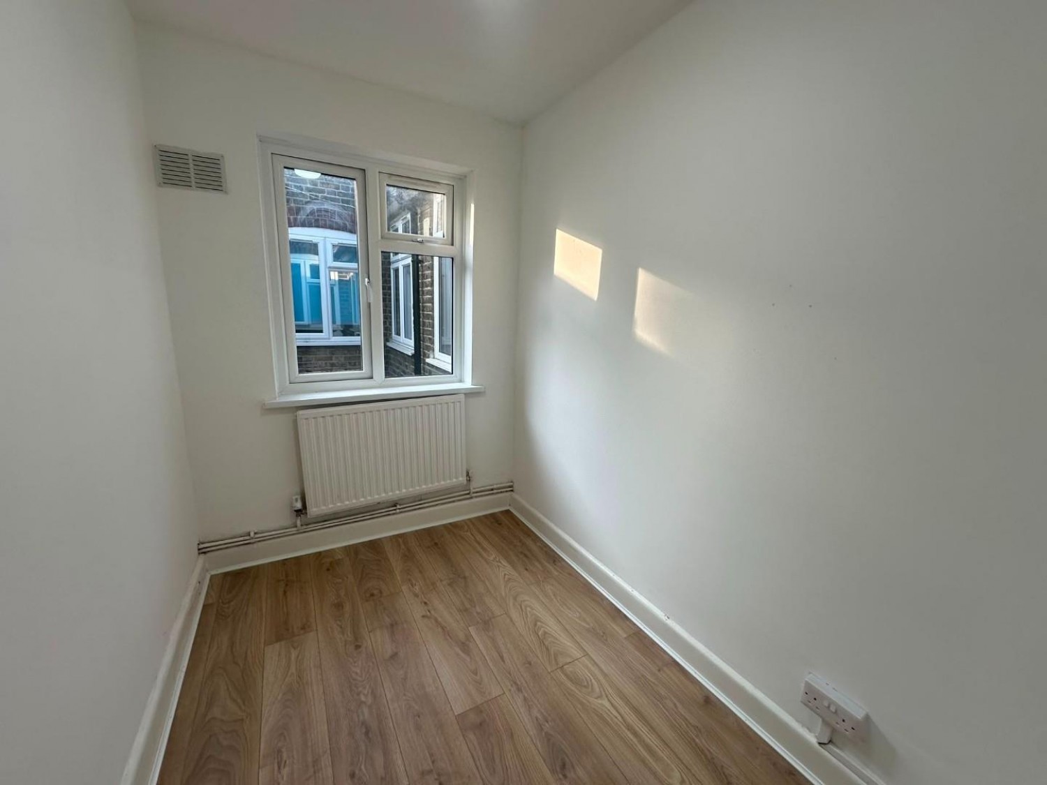 2 bedroom Flat to let in Christchurch Avenue, Harrow