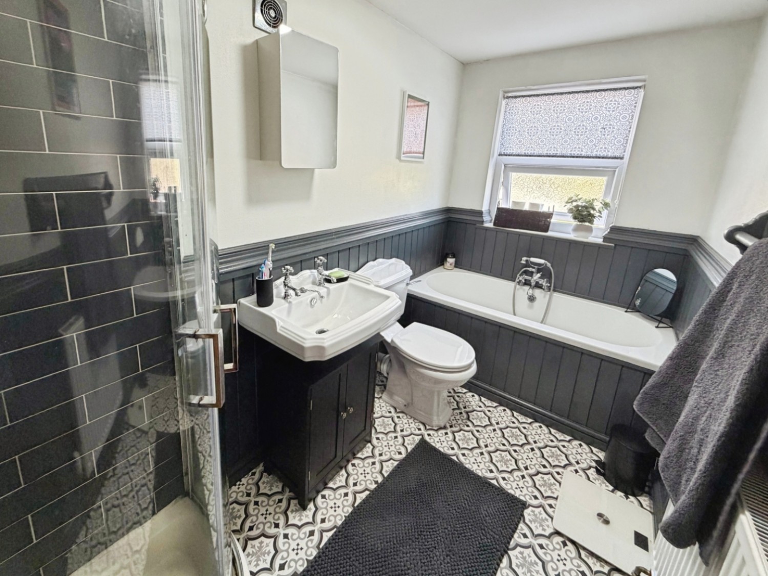 3 bedroom House to let in Broomfields Avenue, Solihull B91 2NP