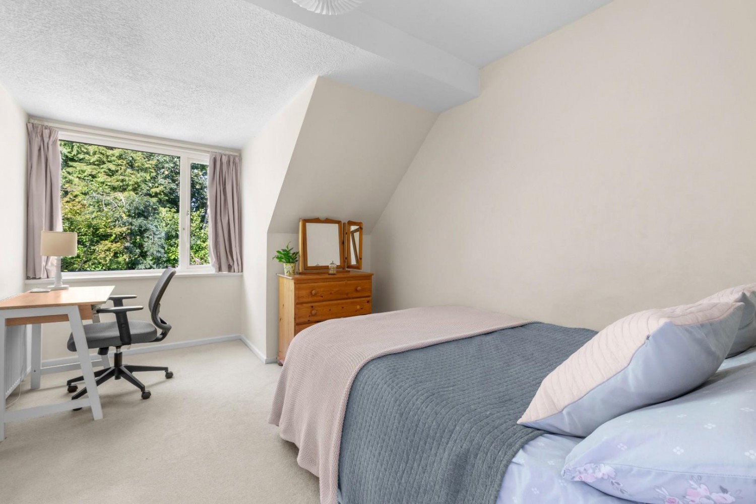 3 bedroom House for sale in The Gowers, Amersham, Buckinghamshire, HP6 6ER