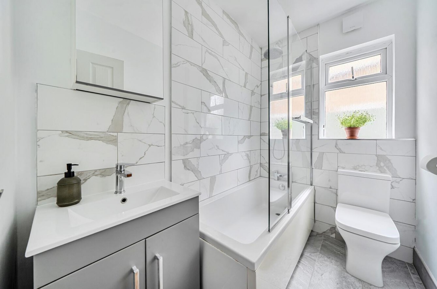 2 bedroom Flat for sale in Farley Road, London, SE6 2AF