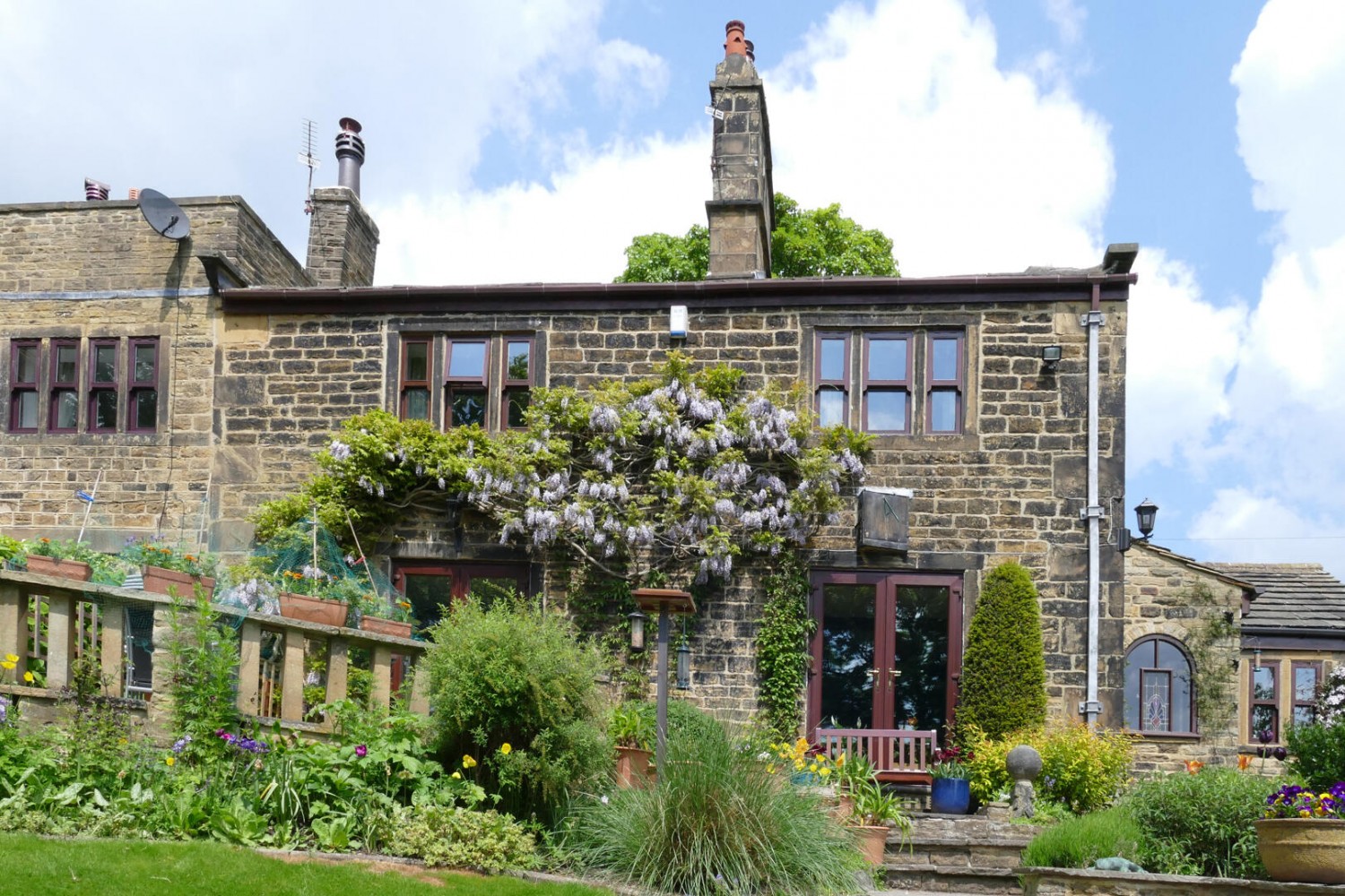 4 bedroom House for sale in Town Street, Rawdon, Leeds