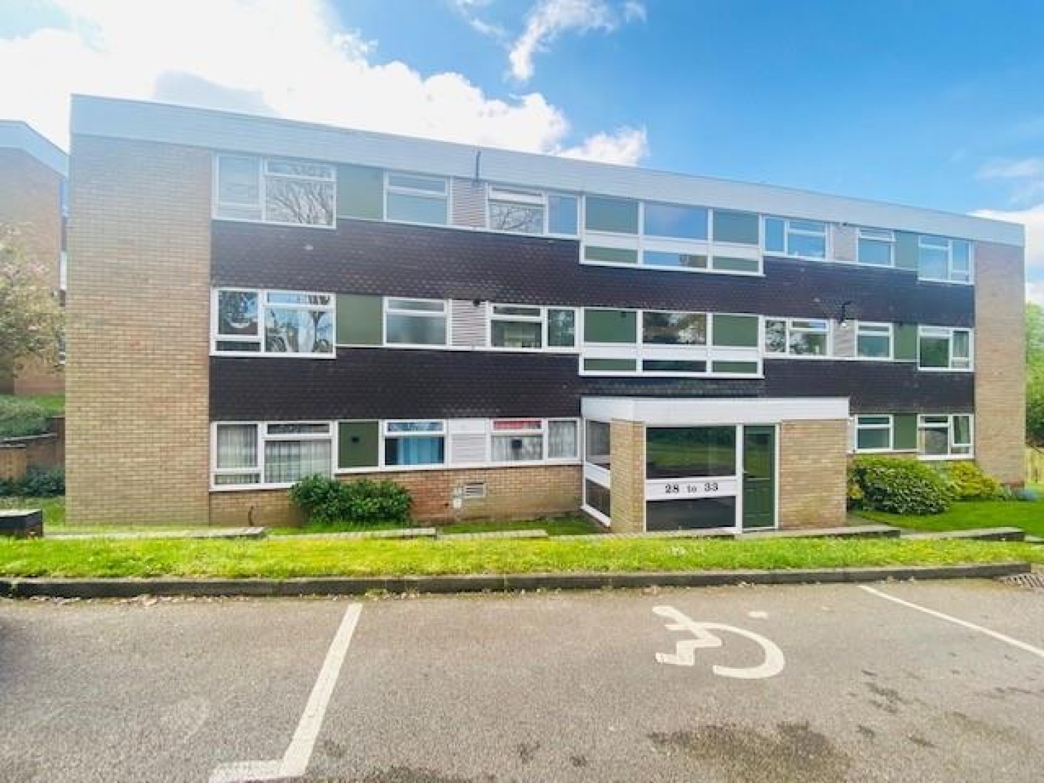 3 bedroom Flat to let in Eaton Court, Sutton Coldfield, West Midlands