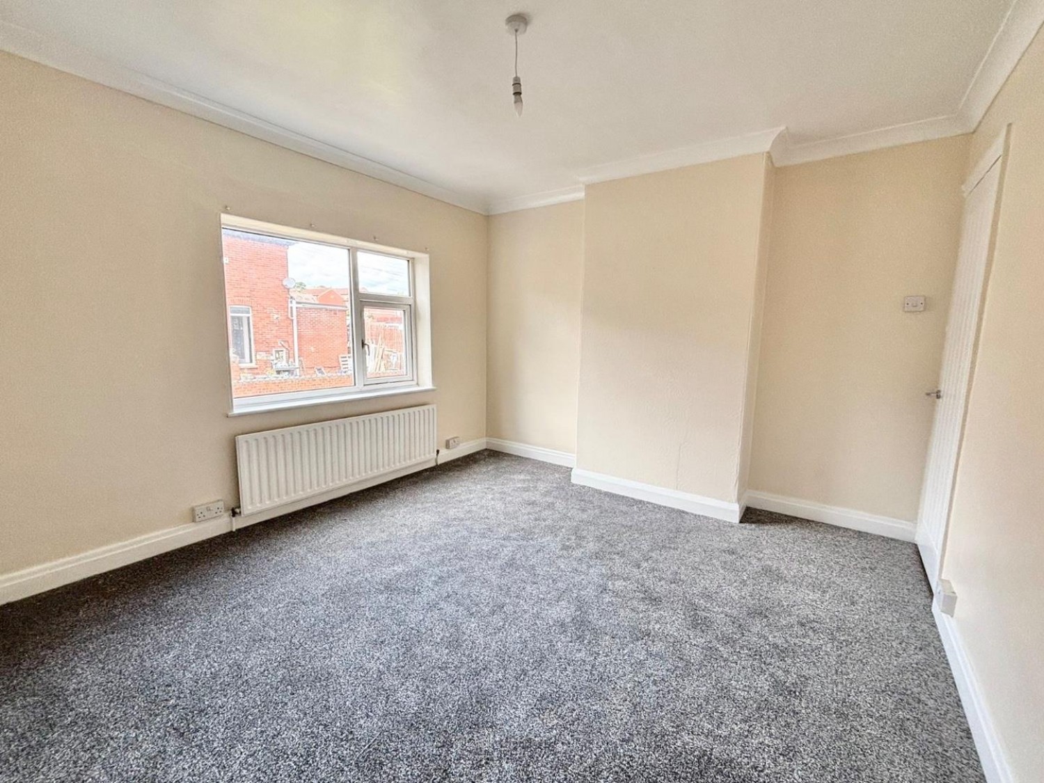 2 bedroom House to let in Crown Avenue, Barnsley