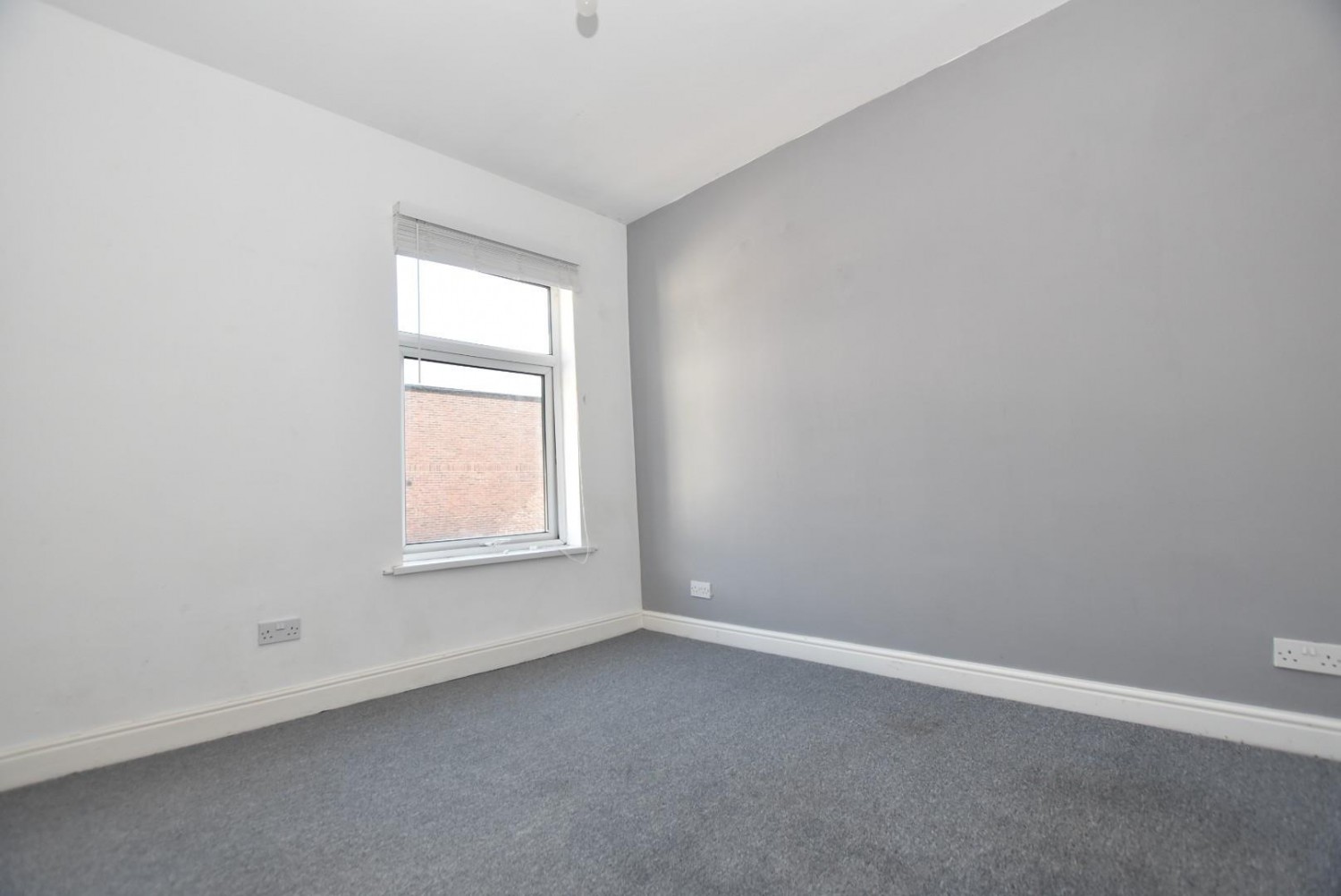 2 bedroom House for sale in Hipper Street West, Brampton, Chesterfield, S40