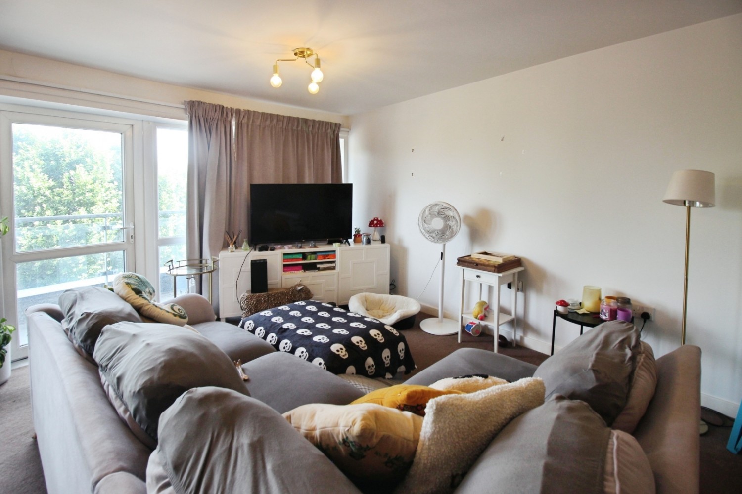 2 bedroom Flat to let in Poplar Place, London