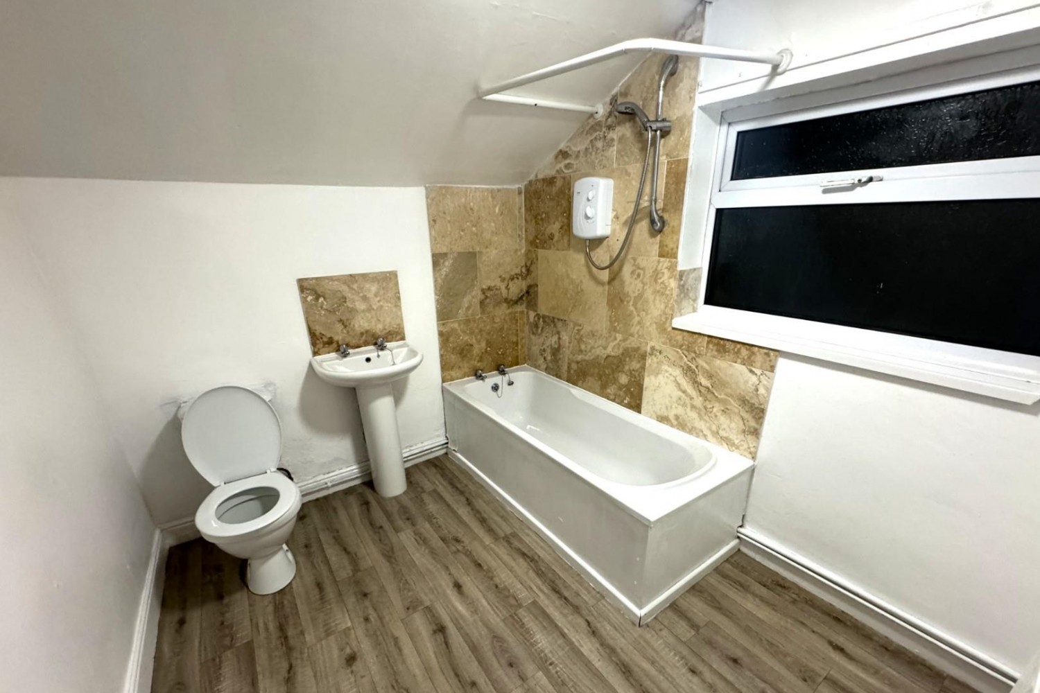 2 bedroom House to let in Chapel Road, Grassmoor, Chesterfield, S42 5EL