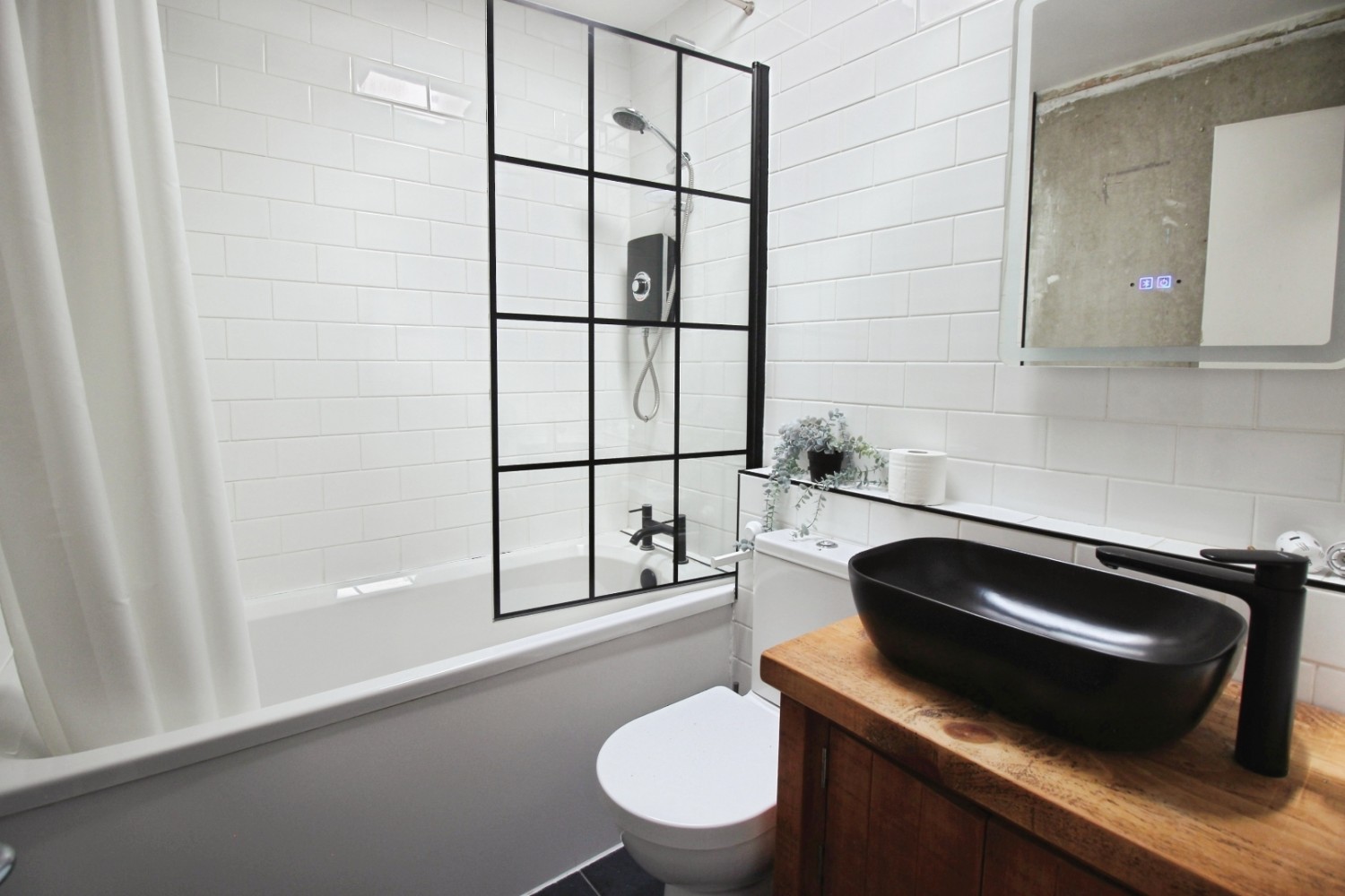 4 bedroom House for sale in Seacourt Road, London
