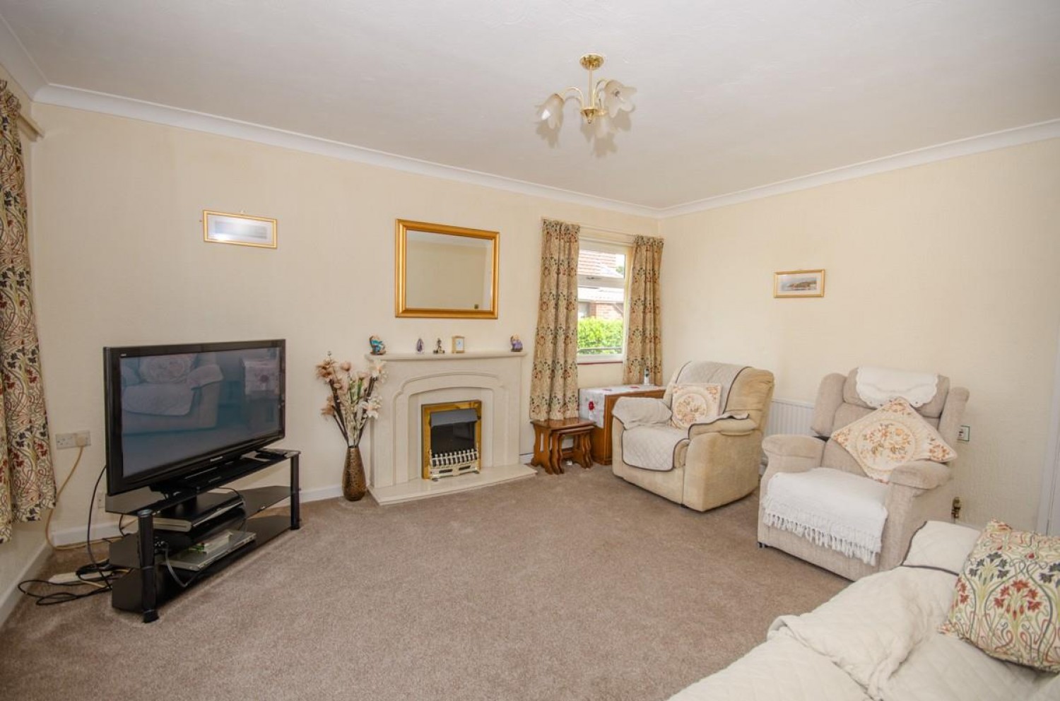 2 bedroom Bungalow for sale in Oakdale Close, Downend, Bristol, BS16 6EB