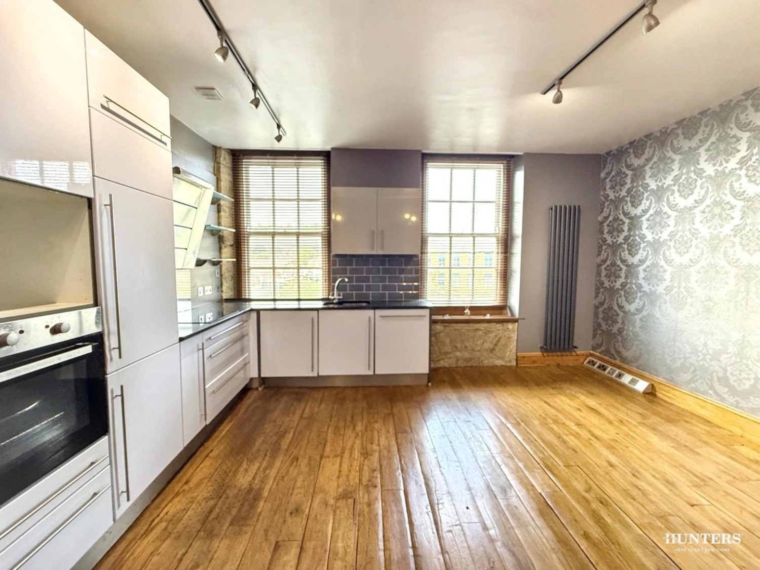 2 bedroom Flat for sale in Station Road, Batley
