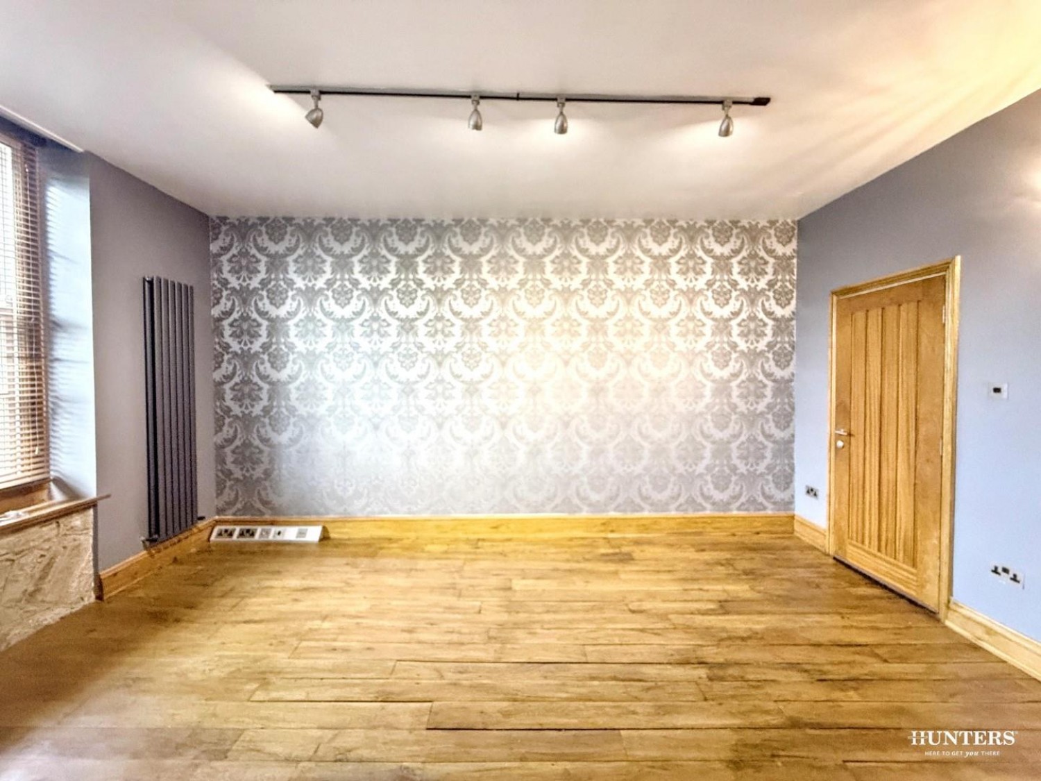 2 bedroom Flat for sale in Station Road, Batley
