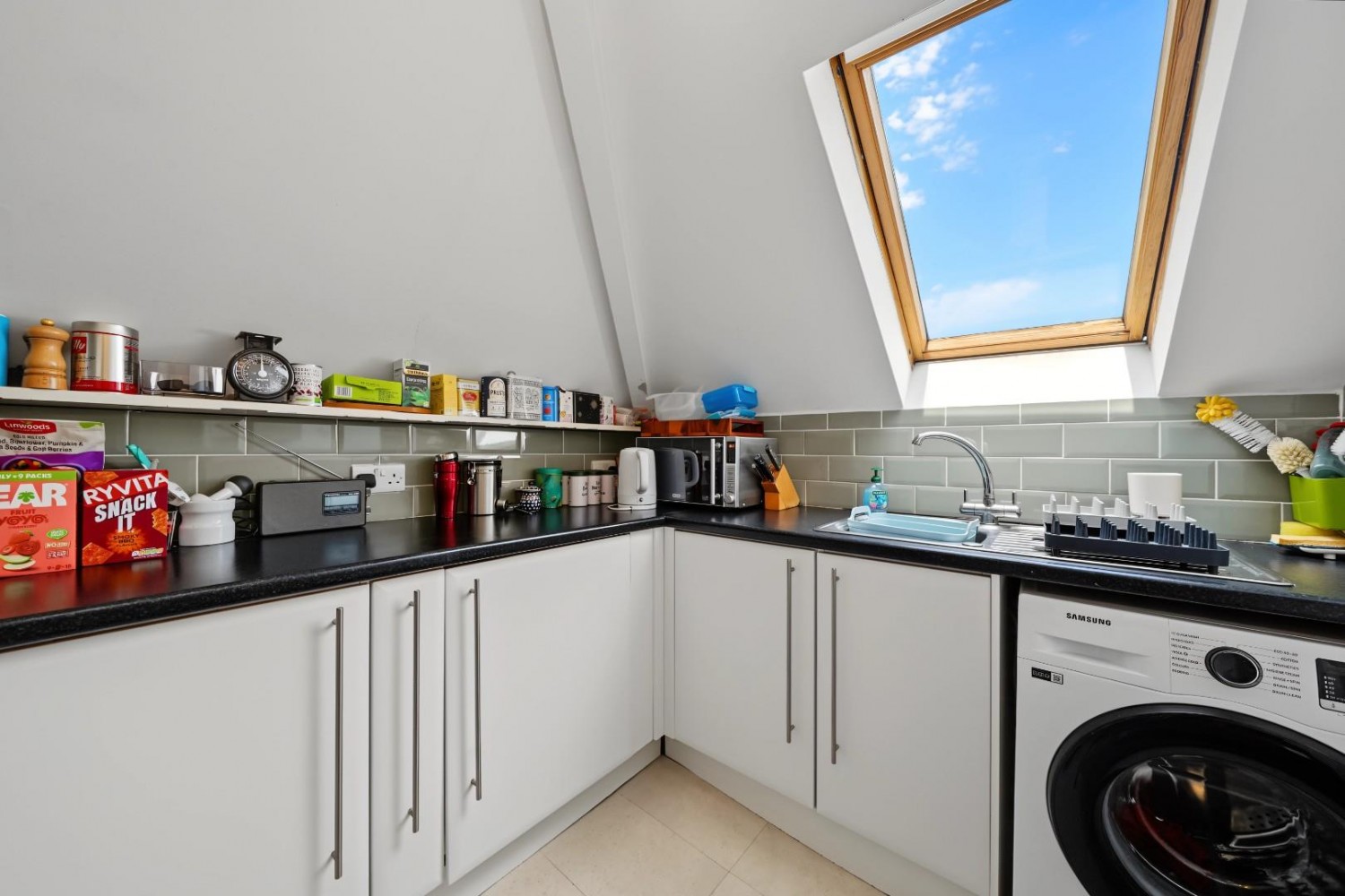 2 bedroom Flat for sale in Heathfield Park, Willesden Green, NW2