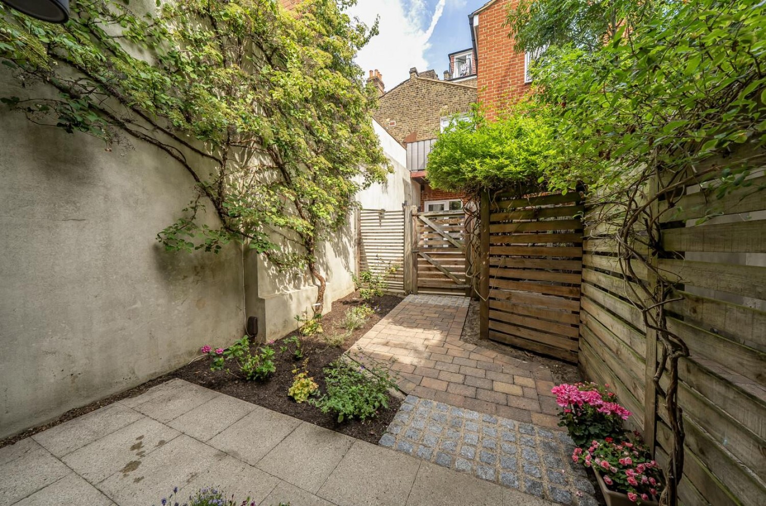 2 bedroom Flat for sale in Brownhill Road, London, SE6 1AU