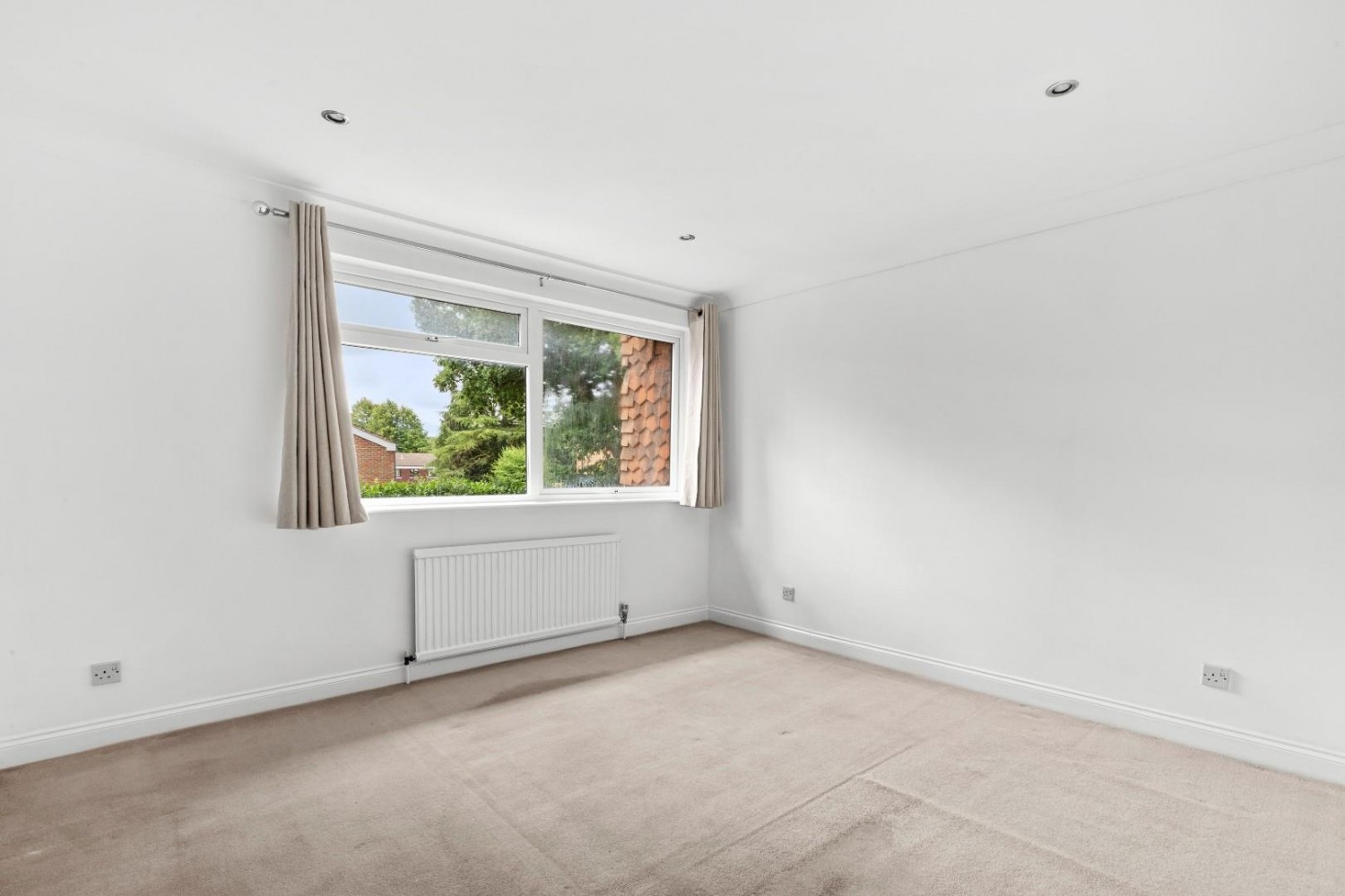 3 bedroom House for sale in Devonshire Close, Amersham, Buckinghamshire, HP6 5JG