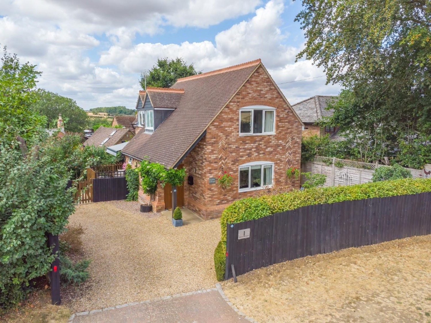 2 bedroom House for sale in Soulbury Road, Burcott, Leighton Buzzard