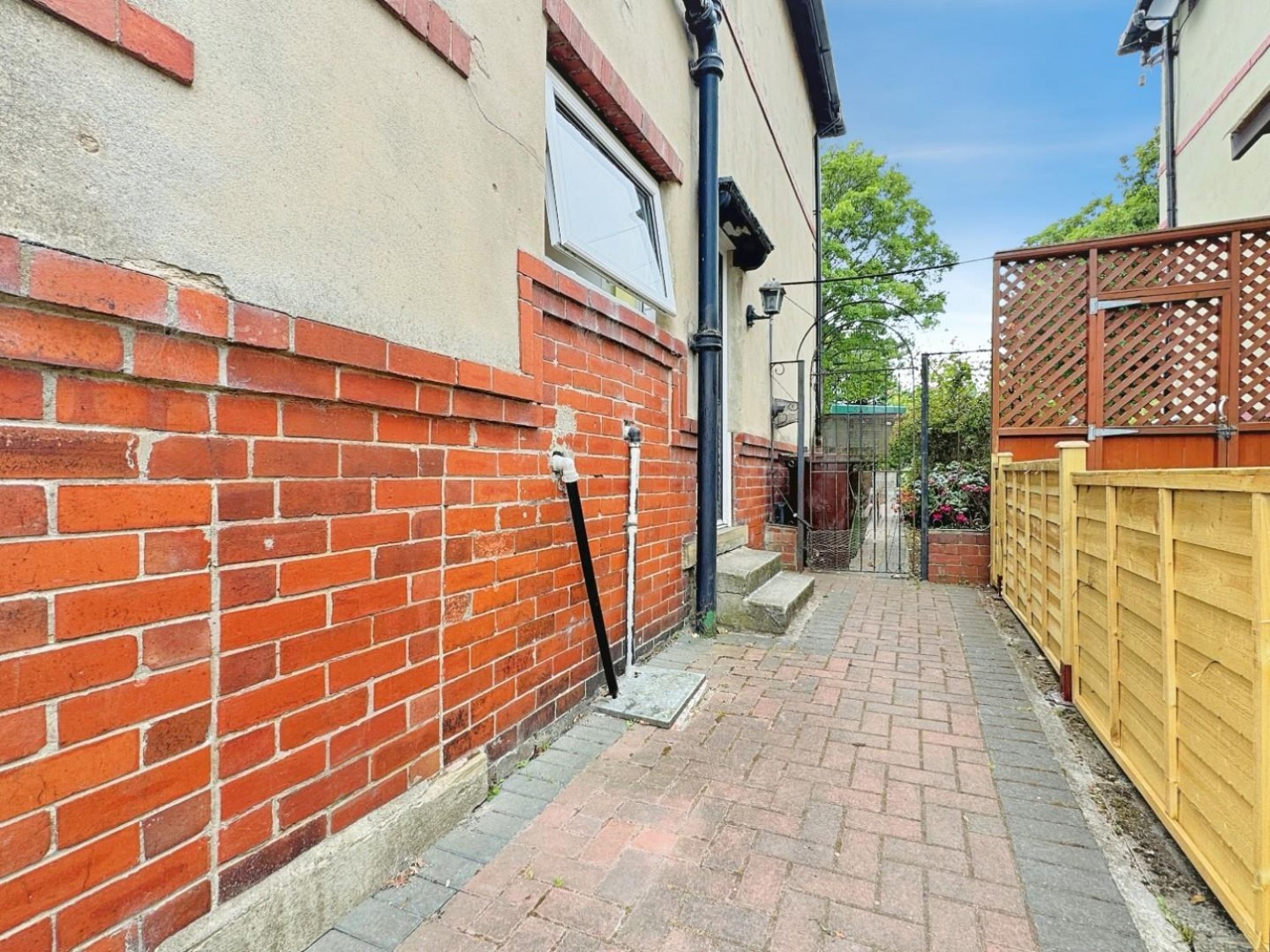 3 bedroom House for sale in Lower Town Street, Bramley, Leeds