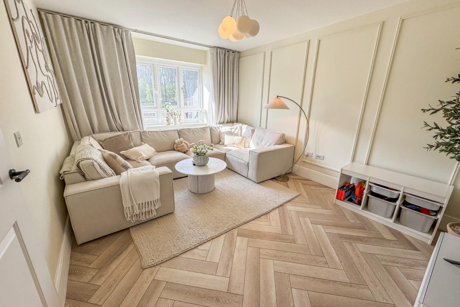 4 bedroom House to let in Bramham Gardens, Leeds