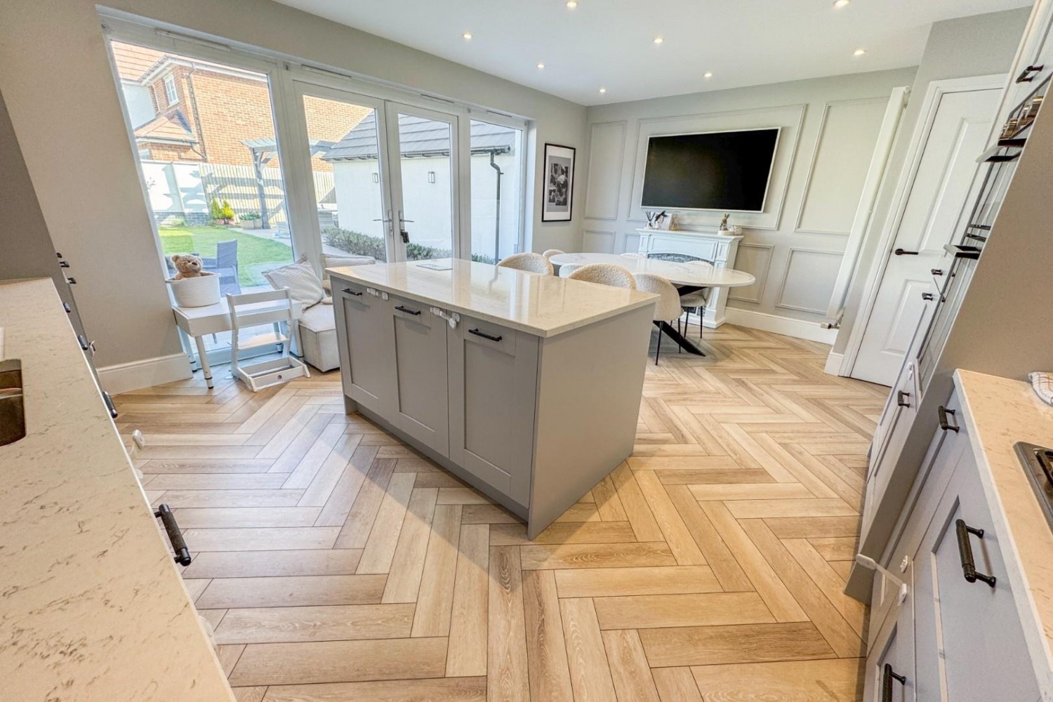 4 bedroom House to let in Bramham Gardens, Leeds