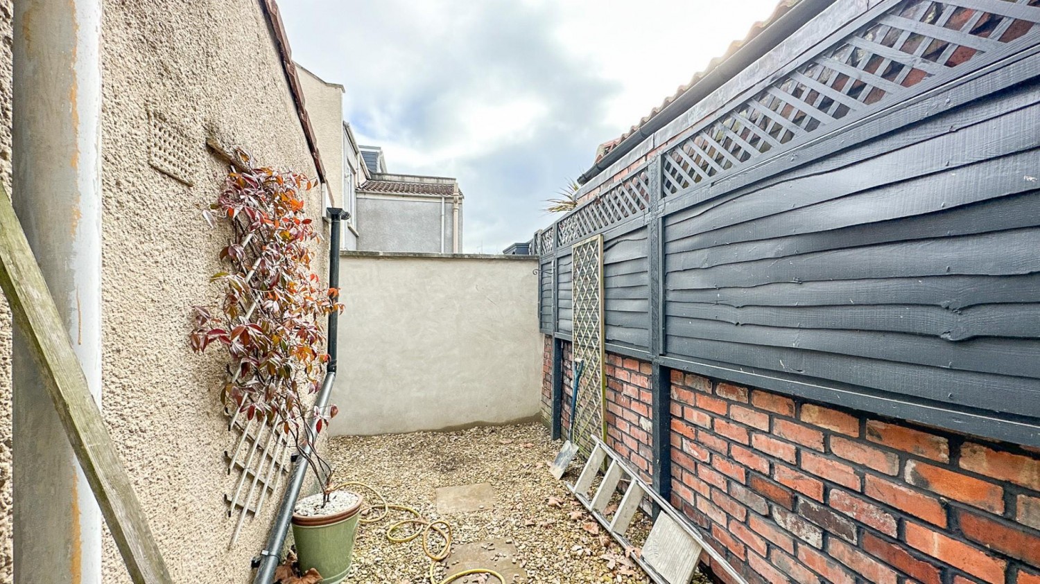 2 bedroom House to let in Hill Avenue, Victoria Park, Bristol