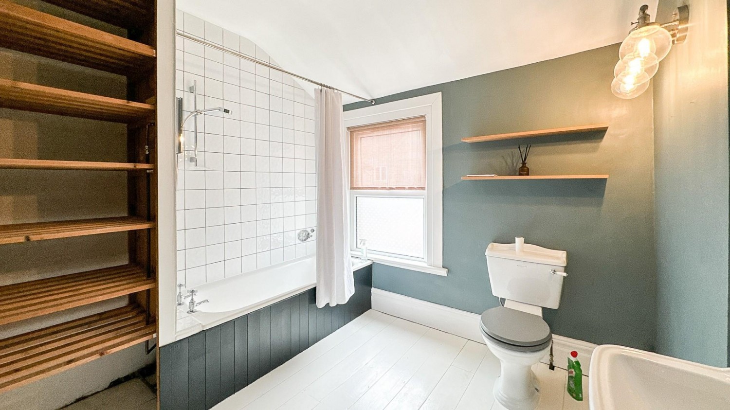2 bedroom House to let in Hill Avenue, Victoria Park, Bristol
