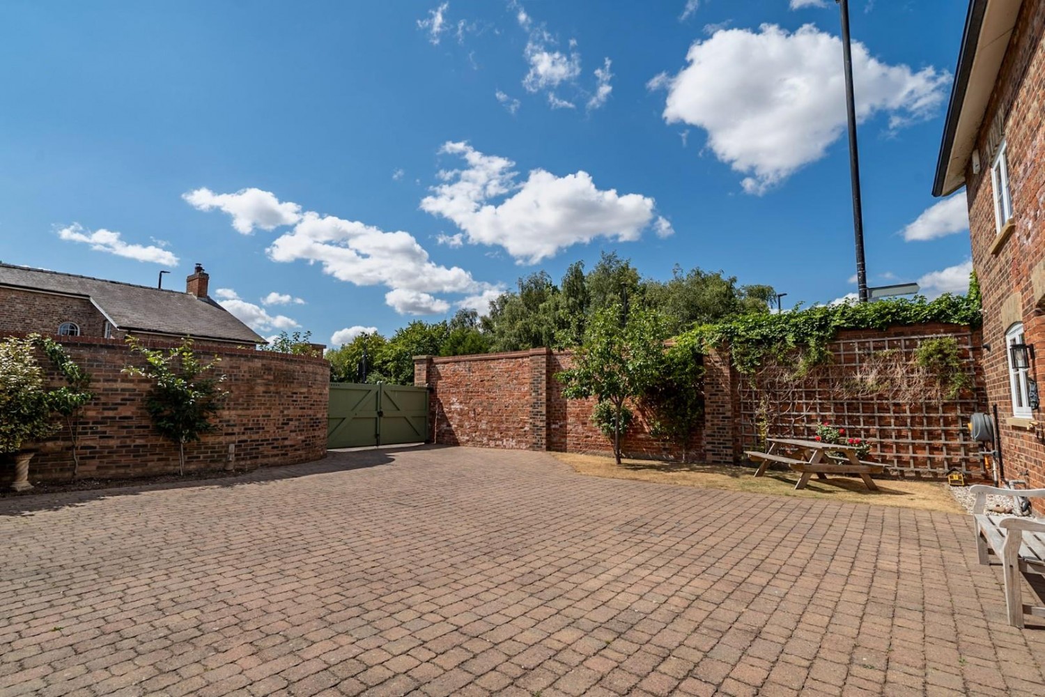 4 bedroom House for sale in Malton Road, York