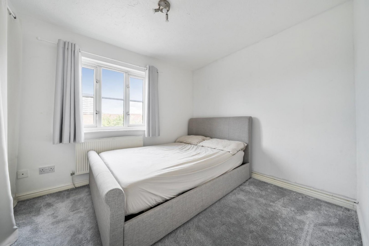 2 bedroom House for sale in Sunningdale Close, London