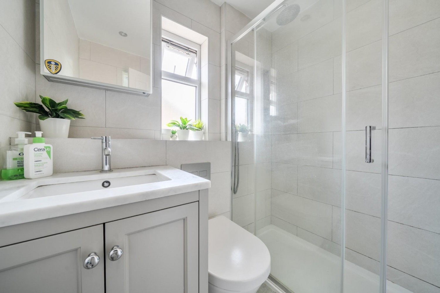 2 bedroom House for sale in Sunningdale Close, London