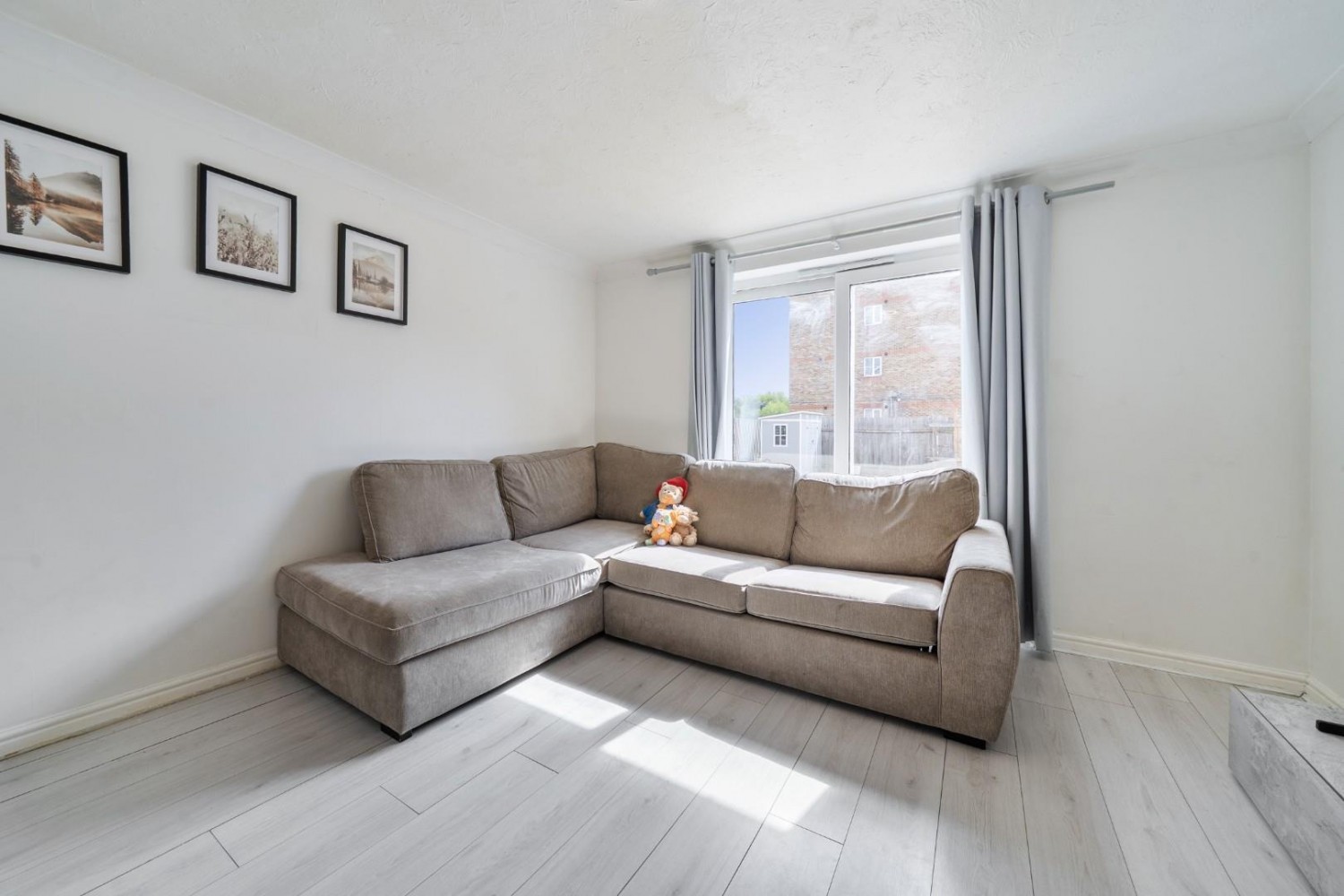 2 bedroom House for sale in Sunningdale Close, London