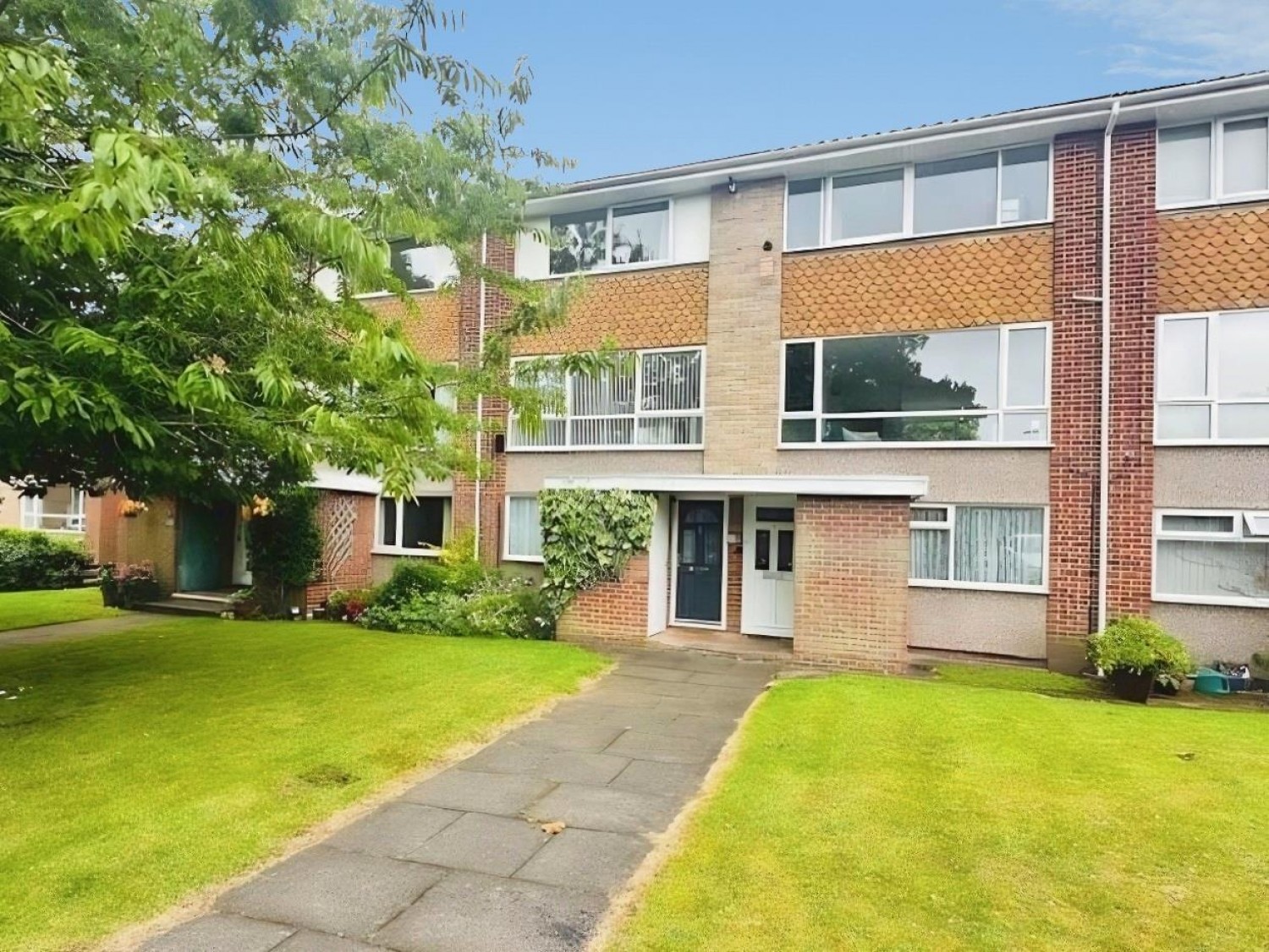 2 bedroom Flat for sale in Little Sutton Lane, Sutton Court, Sutton Coldfield