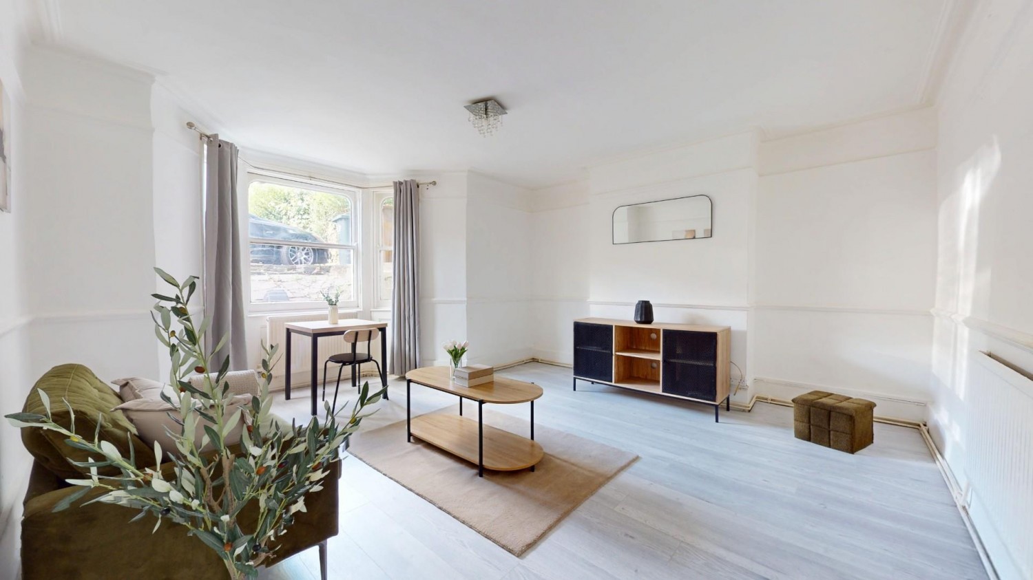2 bedroom Flat for sale in Overcliffe, Gravesend